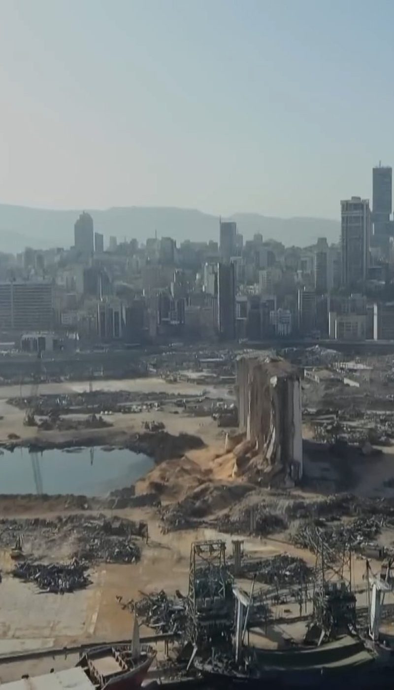 Alicia Villa editando un vídeo profesional con Adobe Premiere y After Effects en un entorno de trabajo moderno.