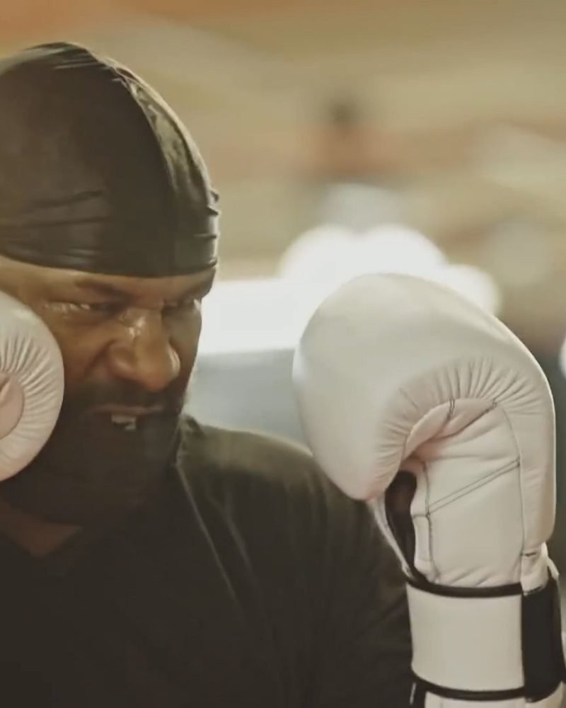 Pantalla con la interfaz de Adobe Premiere mostrando un proyecto de edición avanzada de vídeo publicitario.